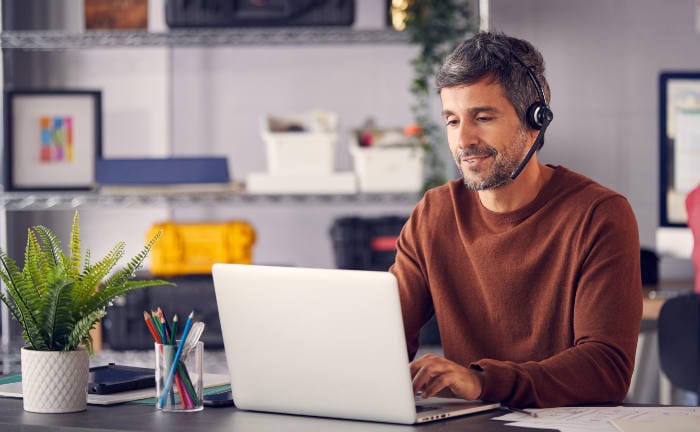 Versicherungsvermittler führt ein Gespräch mit einem Neukunden online: Über Online-Marketing-Maßnahmen können Vermittler neue Kunden auf sich aufmerksam machen.