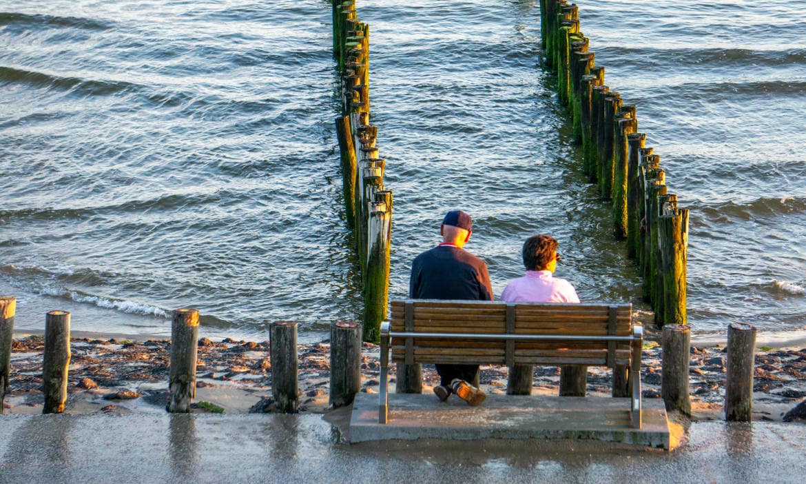 Senioren sitzen an der Nordsee in den Niederlanden: Das Land hat laut Mercer-Studie das beste Rentensystem der Welt