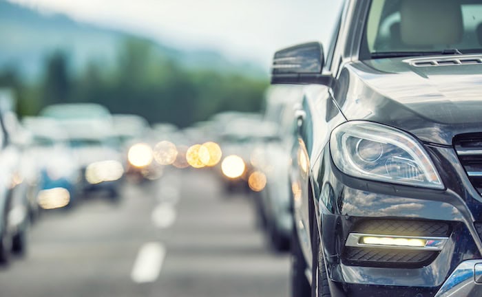 Autos im Stau: Jeder zweite Bürger überlegt, seine KFZ-Versicherung zu wechseln.