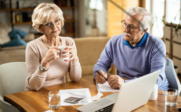 Altes Ehepaar berät über seine Finanzen: Die Rürup-Rente ist eine Möglichkeit fürs Alter vorzusorgen.
