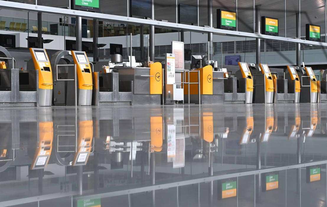 Ein leeres Flughafenterminal: Cyberattacken können Infrastruktur wie Flughäfen lahmlegen.