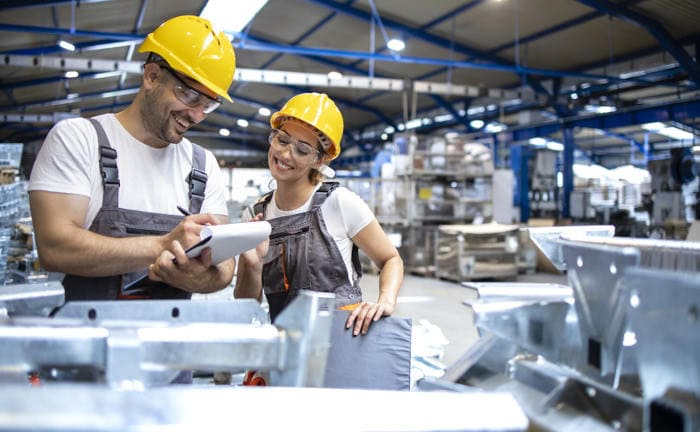 Zwei Fabrikarbeiter prüfen den Wareneingang: Betriebshaftpflichtversicherungen zählen weiterhin zu den beliebtesten Versicherungen von Gewerbekunden.