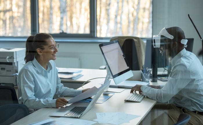 Mitarbeiter arbeiten in einem Büro mit einer VR-Brille: Beim Versicherungspreis der Assekuranz hat die Jury 37 Innovationen von Versicherern ausgezeichnet.