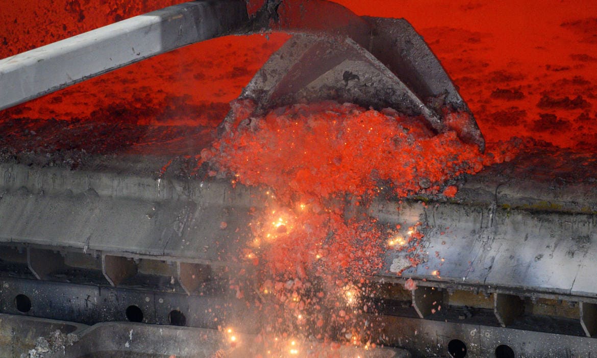 Aluminium-Schmelzofen im Recycling-Zentrum von Novelis: Recycling ist eine wichtige Zukunftsbranche und kann Bestandteil einer nachhaltigen Altersvorsorge sein