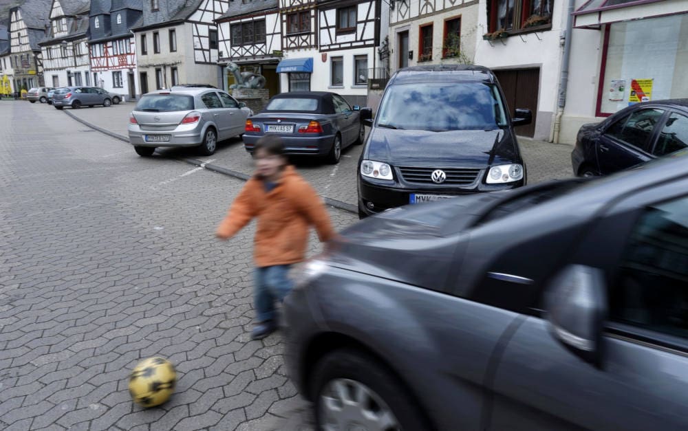 Kind rennt seinem Ball hinterher auf die Straße: Laut Morgen & Morgen deckt eine gute Haftpflichtversicherung auch deliktunfähige Personen mit ab, also auch kleine Kinder