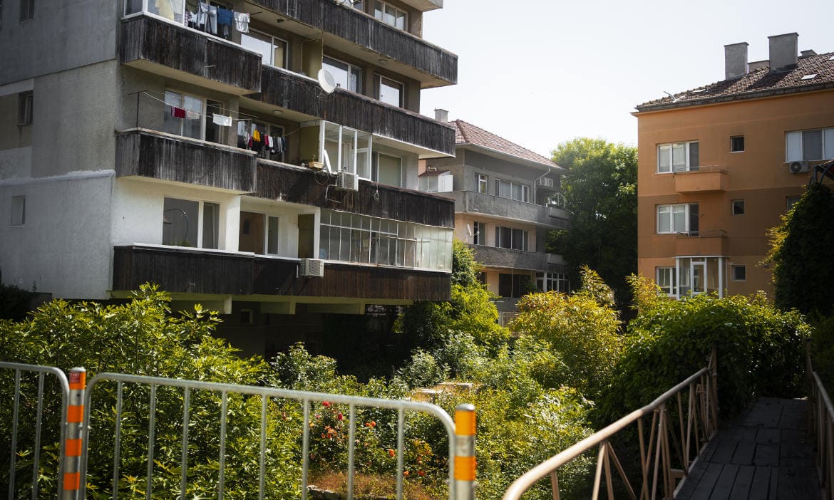 Wohngebäude mit einem abgesperrten Bereich davor: Für Schäden an Häusern schließen Versicherte Wohngebäudeversicherungen ab.