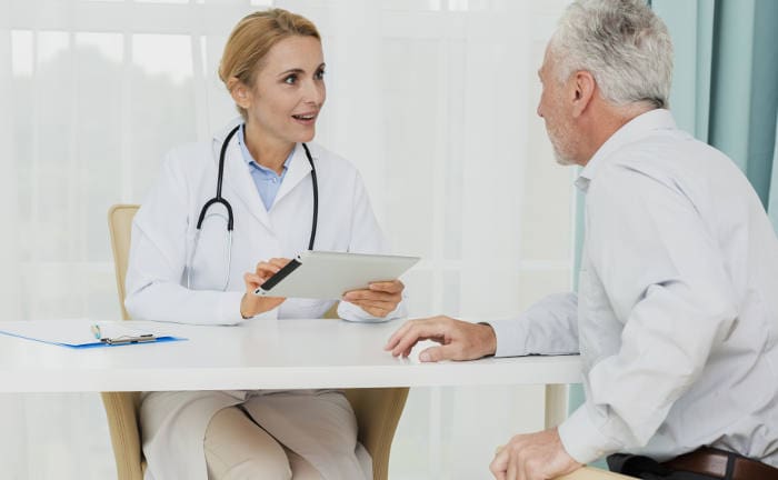 Ärztin bespricht mit Patient Untersuchungsergebnisse: Beim PKV-Rating von Franke und Bornberg schneiden drei Versicherer mit Bestnote ab.