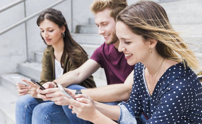 Junge Personen checken ihr Depot: Laut einer Umfrage gibt es Lücken bei der Altersvorsorgeplanung der Generation Z.