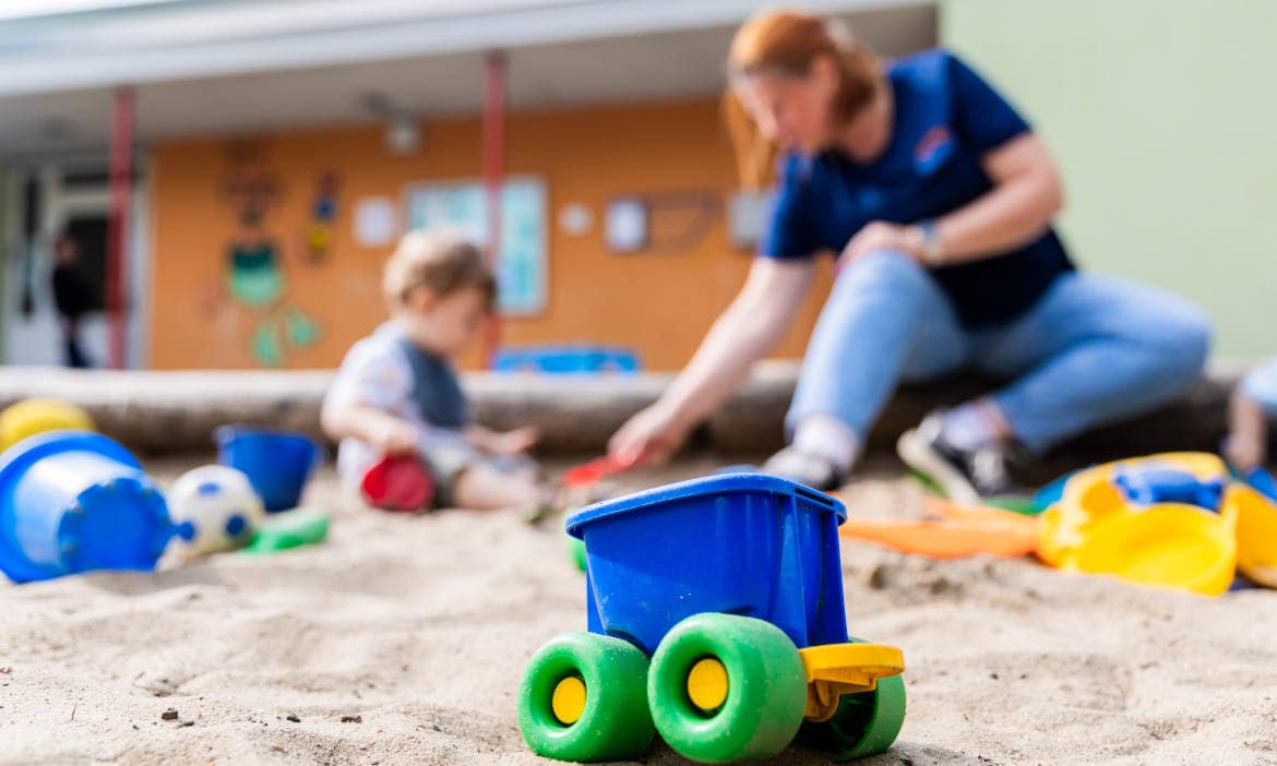Erzieherin mit Kind in der Kita: Gerade in psychisch anspruchsvollen Berufen besteht die Gefahr, berufsunfähig zu werden