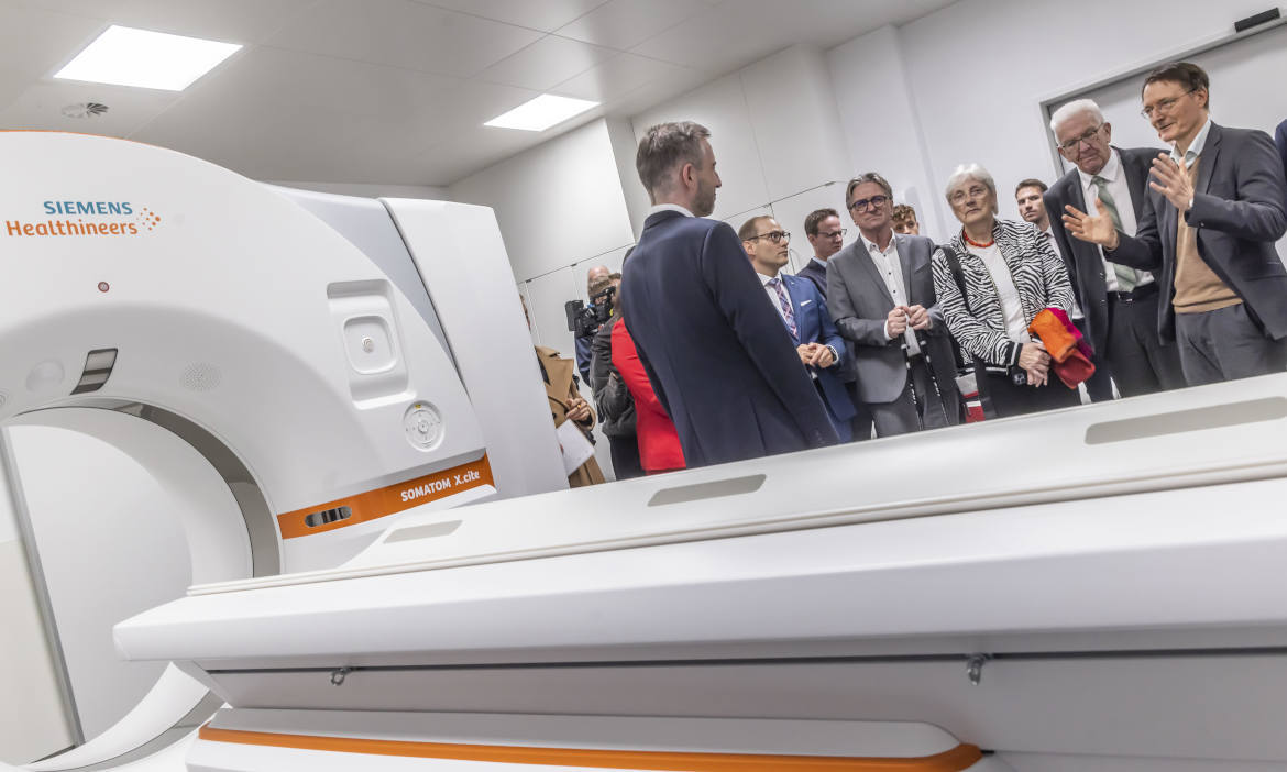 Bundesgesundheitsminister Karl Lauterbach (ganz rechts, SPD) besucht mit Ministerpräsident Winfried Kretschmann (Grüne, 2.v.r.) eine Klinik: Lauterbachs Krankenhausreform ist wichtiges Thema in den Wahlprogrammen der Parteien