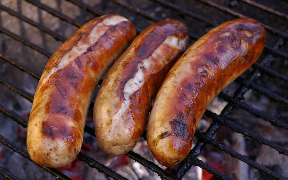 Würstchen auf dem Grill: Axel Kleinlein zieht Parallelen zwischen guter Wurst und guter Versicherung