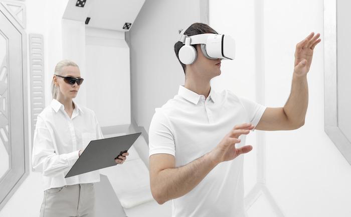 Frau und Mann testen Virtual-Reality-Anwendung: KI wird in 15 Jahren ganz normaler Teil des Alltags sein, denken viele Zukunftsforscher.