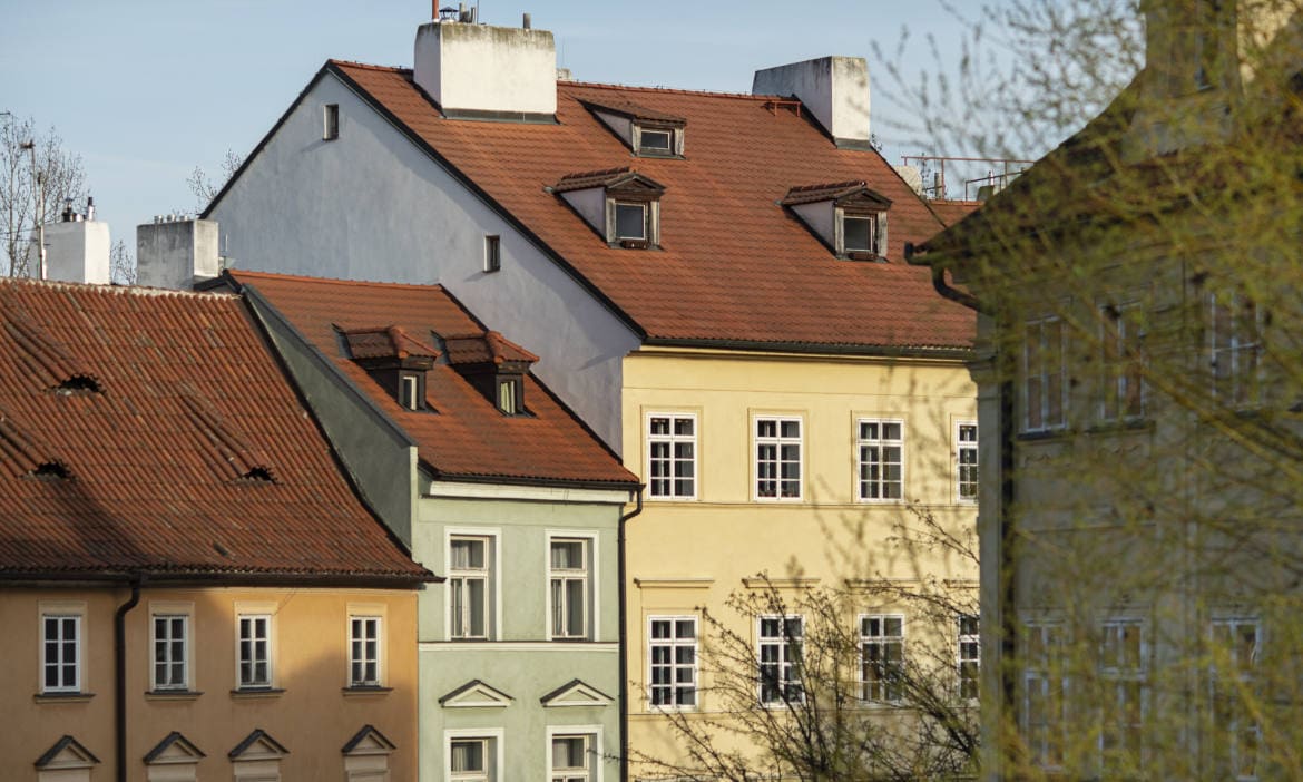 Stadtansicht mit Wohnhäusern: Anbieter von Versicherungen für Wohngebäude mussten 2023 für einige Schäden aufkommen.