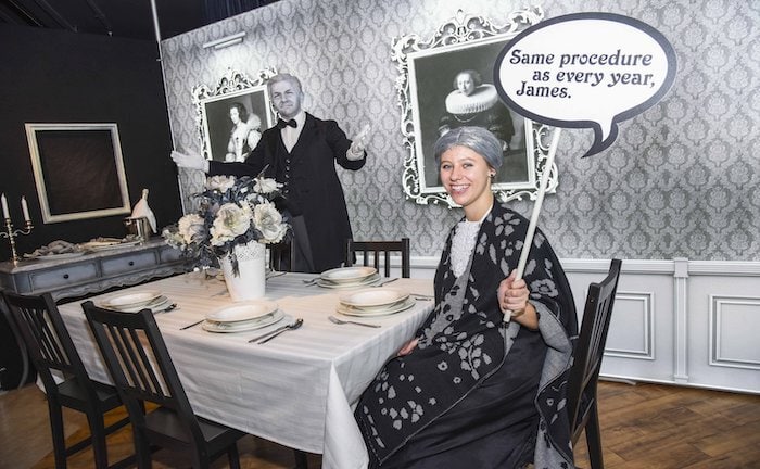 Besucherin bei Dinner-for-One-Abteilung bei Madame Tussauds mit Wachsfigur von Klaus Wowereit: Butler James hätte Schäden von 3.009 Euro verursacht, vor allem für die Reinigung des Tigerfells.