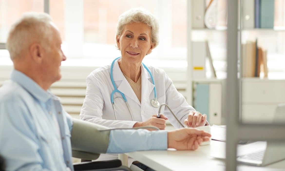 Ältere Ärztin mit Patient: Der Ärztemangel, vor allem auf dem Land, ist eines der Themen, die der neue Gesundheitsminister angehen müsste, finden die Bürger hierzulande.