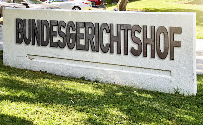 BGH-Tafel vor dem Gerichtsgebäude: Ein neuestes BGH-Urteil trennt klar zwischen Grundfähigkeitsversicherungen und Berufsunfähigkeitsversicherungen.