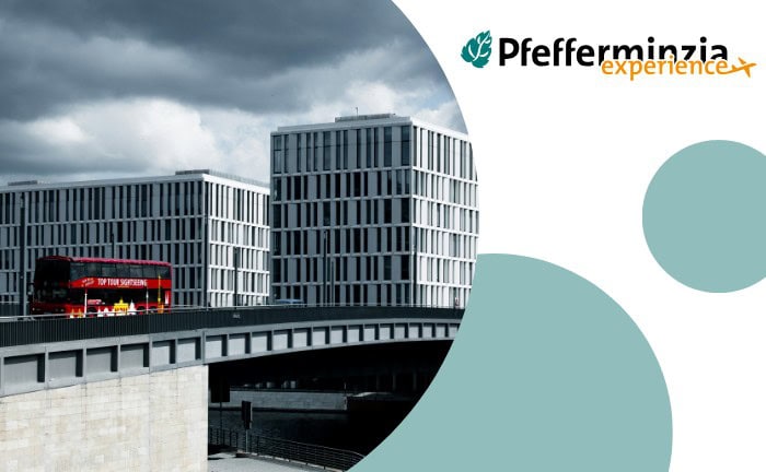 Ein Bus fährt über eine Brücke in Berlin: Imagefoto der Pfefferminzia Hop-On-Hop-Off-Tour im März 2025