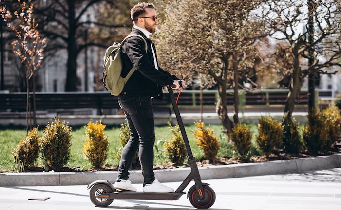 Mann auf einem E-Scooter: Aktuell passieren weniger Unfälle mit E-Scootern.
