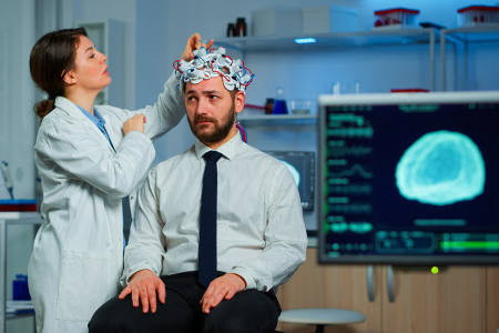 Ärztin untersucht das Gehirn eines Patienten Foto: DC Studios / Freepik