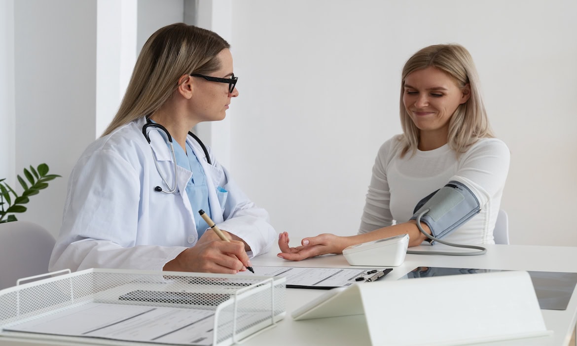 Ärztin misst den Blutdruck einer Patientin: Das Vergleichsportal gesetzlichekrankenkassen.de hat die günstigsten gesetzlichen Krankenkassen ermittelt.