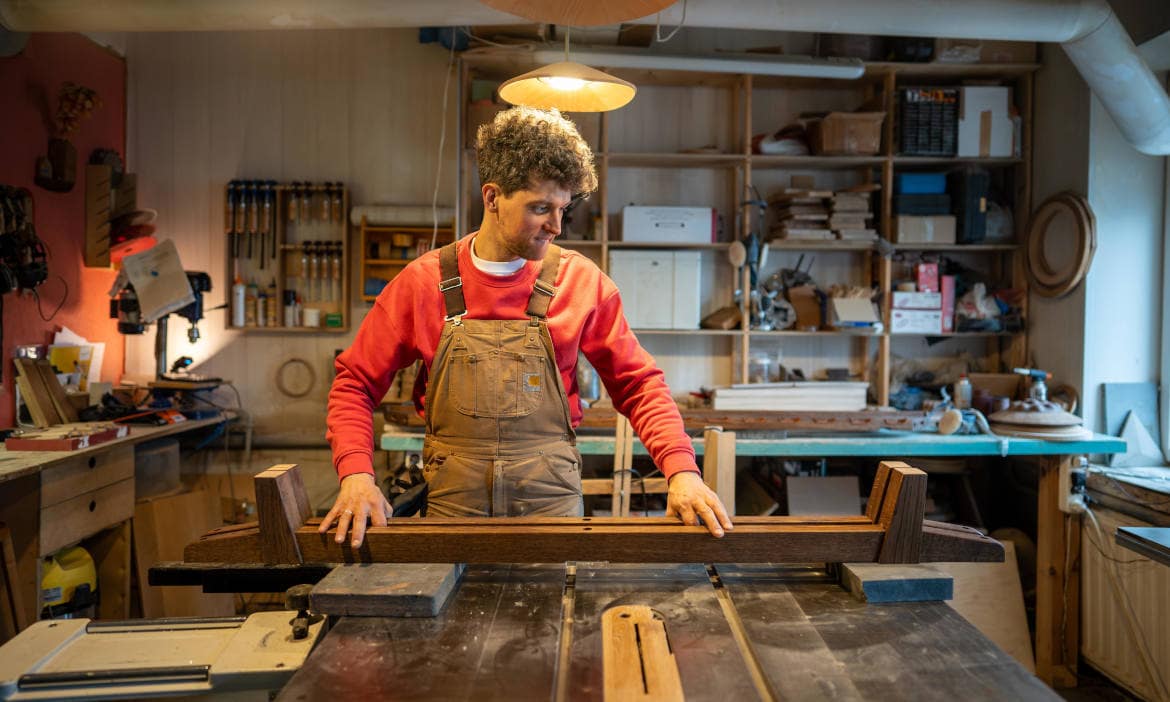 Schreiner im Kleinbetrieb: BU-Versicherer verzichten inzwischen bei bis zu zehn Mitarbeitern darauf, die Umorganisation zu prüfen