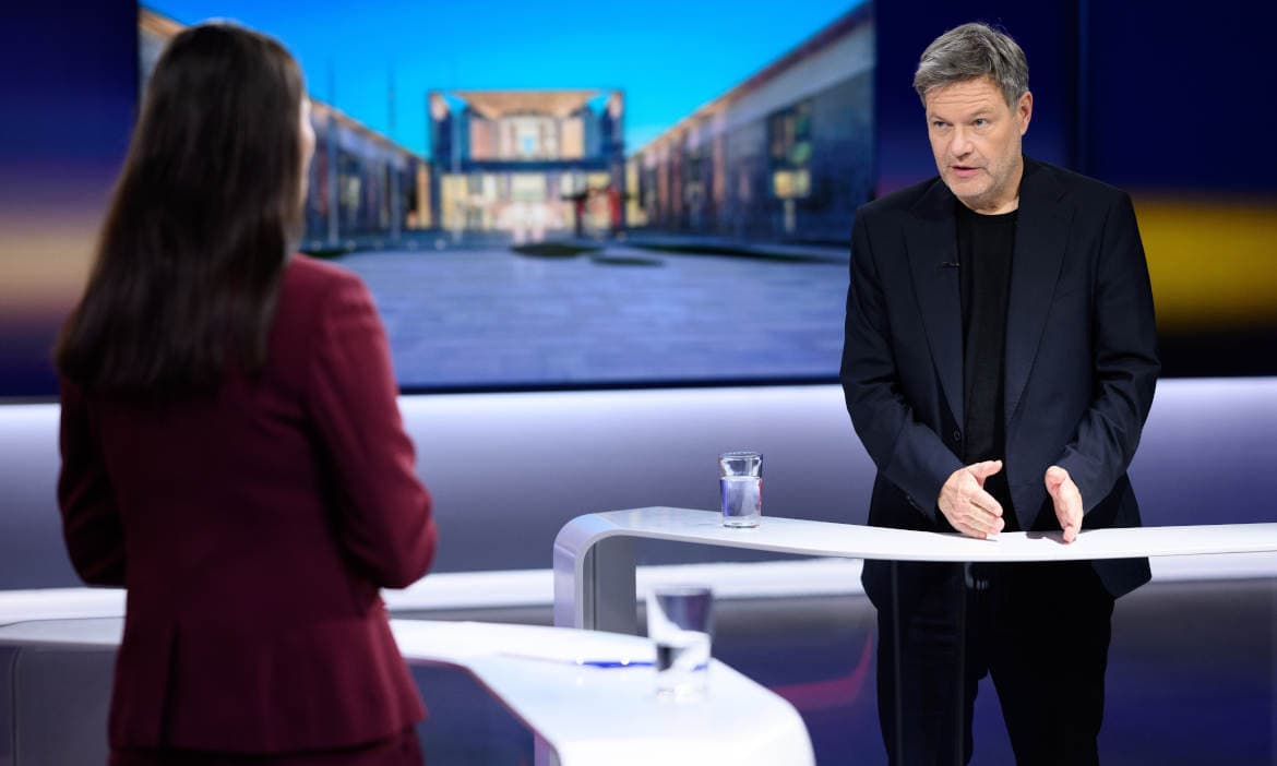 Wirtschaftsminister Robert Habeck (Bündnis 90/Die Grünen) zu Gast bei Moderatorin Pinar Atalay für die Sendung „RTL Direkt“