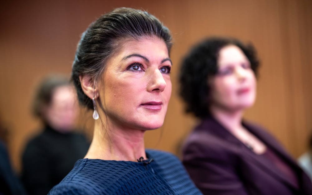 Sahra Wagenknecht (l), Bundesvorsitzende des Bündnis Sahra Wagenknecht (BSW), und die Co-Vorsitzende Amira Mohamed Ali