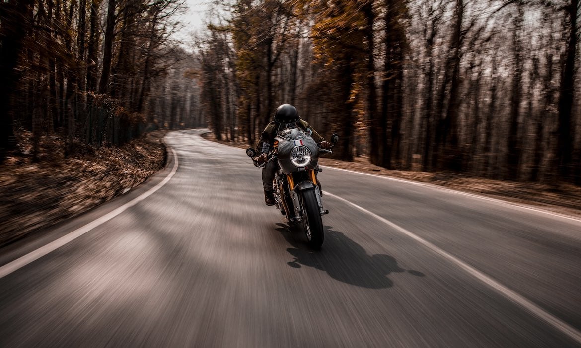 Auf dem Motorrad flott unterwegs: Prämien in der Motorradversicherung richten sich nach Leistung und Spitzentempo.