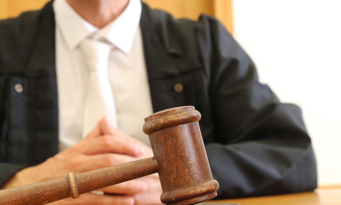 Nahaufnahme eines Richterhammers: Drei Rechtsschutzversicherer überzeugten im Disq-Rating besonders.