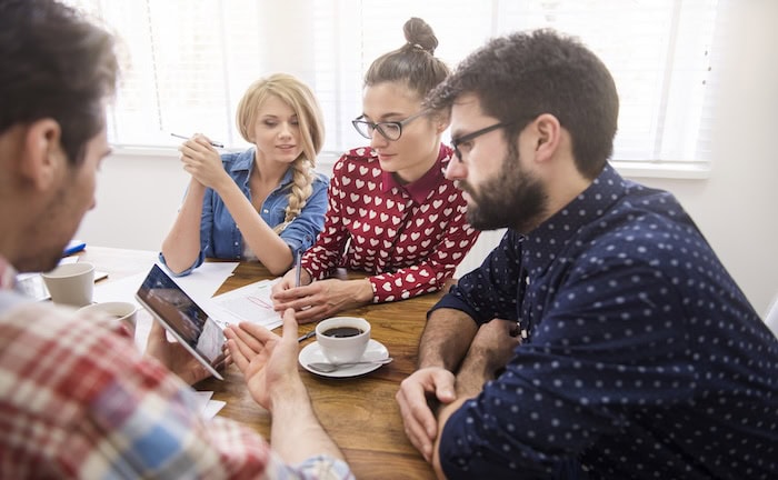 LooMenschen diskutieren über Finanzanlagen: Viele Anfänger starten beim Investieren mit Fehlern, weil sie die Materie noch nicht genug kennen. Foto: gpointstudio / Freepik
