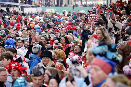 Jecken und Narren strömen in die Kölner Altstadt Foto: picture alliance / Panama Pictures | Christoph Hardt