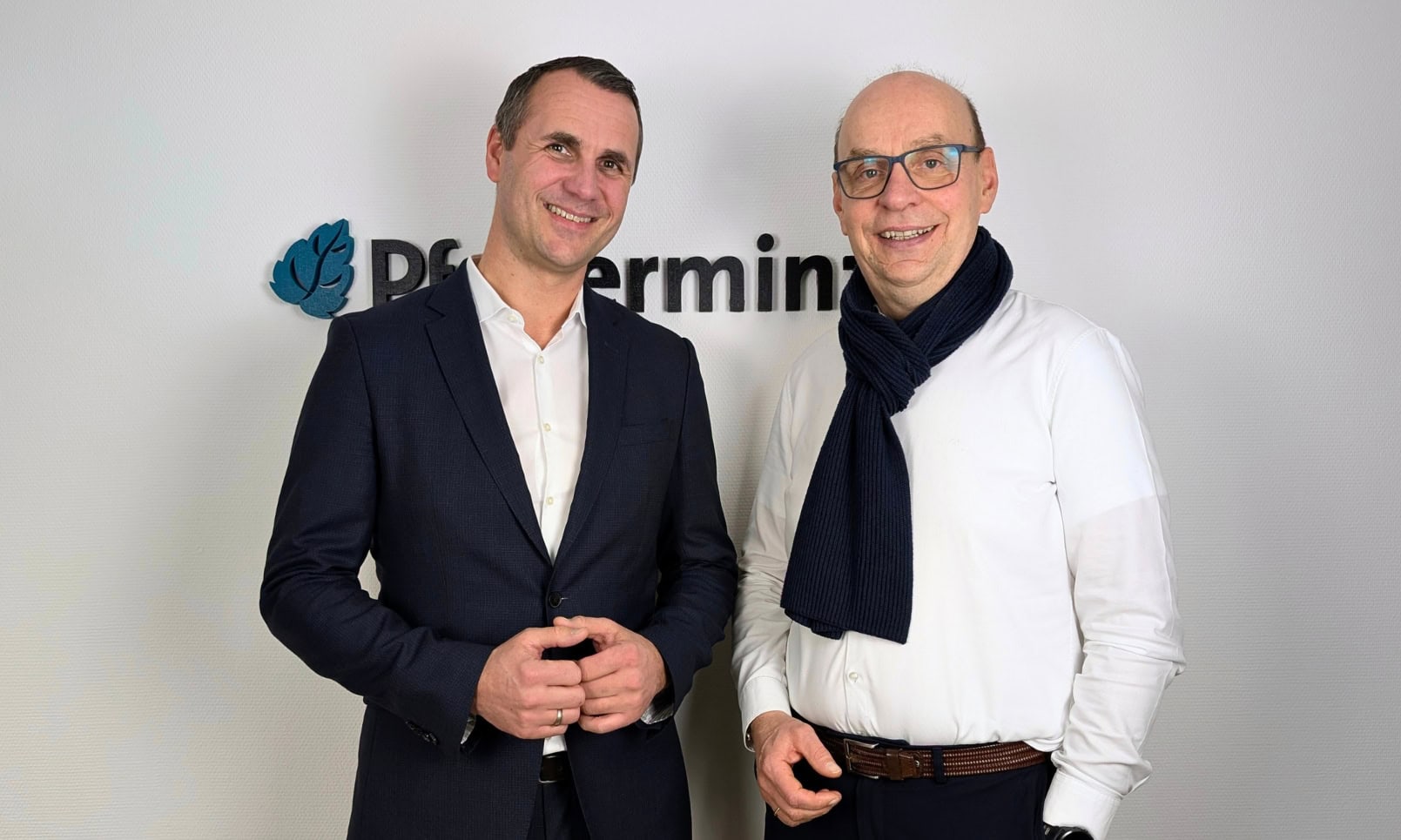 Jan Roß und Matthias Heß (v.l.): Beide leiten das Hamburger Medienhaus Pfefferminzia Medien GmbH gemeinsam mit Chefredakteurin Karen Schmidt.