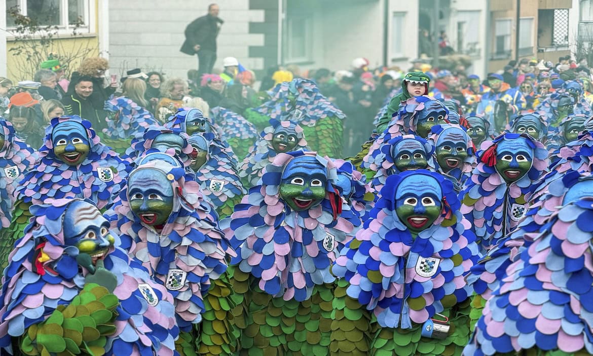 Karnevalsumzug in Stuttgart 2024: Um Karneval sicher zu feiern, benötigen Jecken die eine oder andere Versicherung.