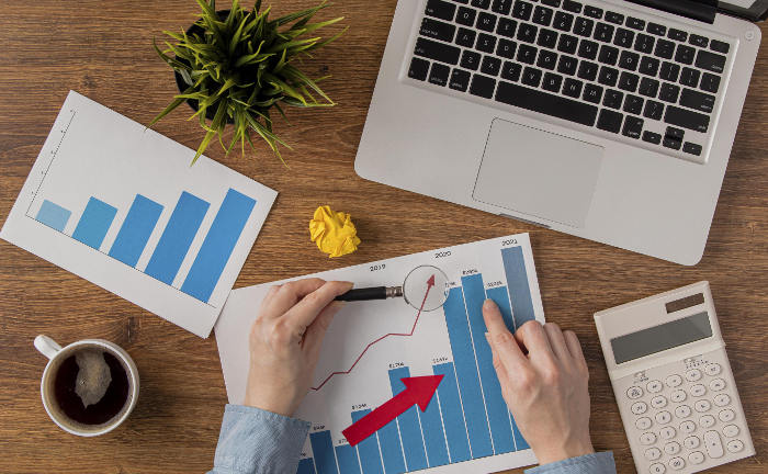 Mann bearbeitet eine Finanzgrafik: Das IVFP hat sich deutsche Unterstützungskassen und ihre Leistungen genauer angeschaut.