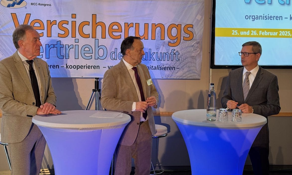 Hielten auf dem MCC-Kongress „Versicherungsvertrieb der Zukunft“ spannende Vorträge (v.l.): Michael Heinz, BVK, Moderator Hans-Wilhelm Zeidler und Norman Wirth, AfW.