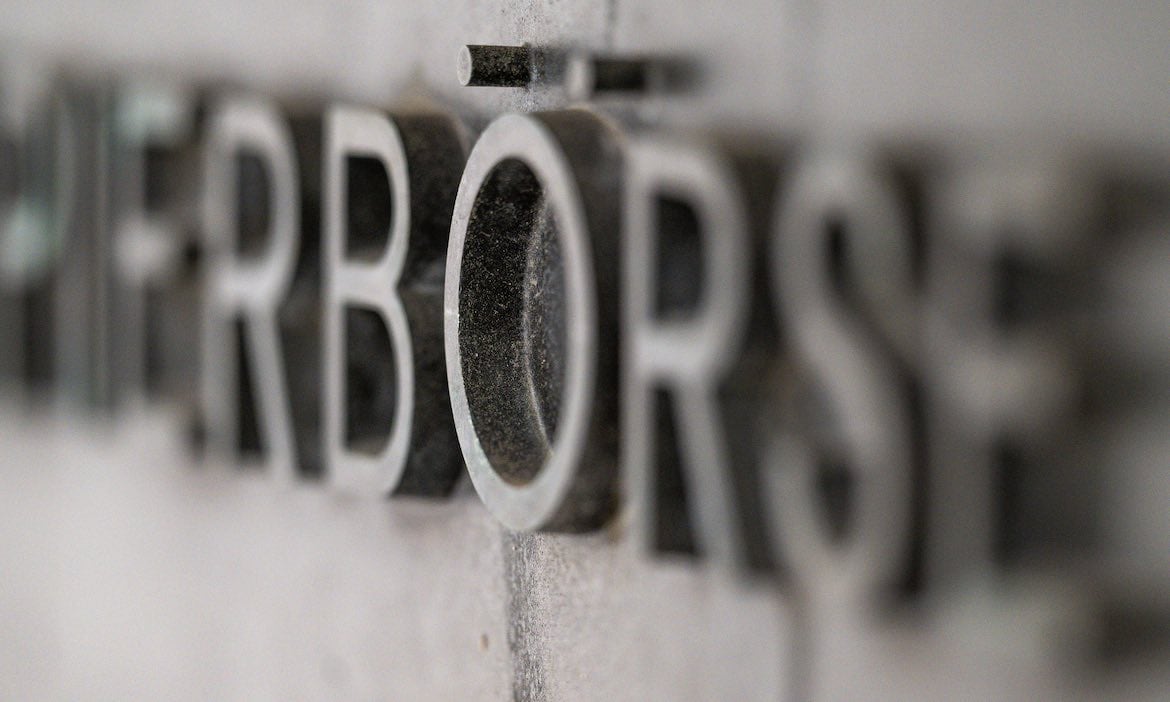 Aufschrift der Börse in Frankfurt: Die EU-Kleinanlegerstrategie soll dafür sorgen, dass Privatpersonen aktiver am Kapitalmarkt unterwegs sind.