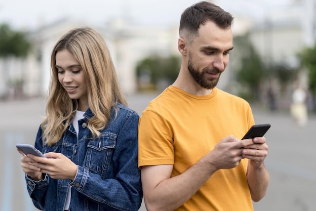 Ein Mann und eine Frau checken ihr Smartphone Foto: Freepik