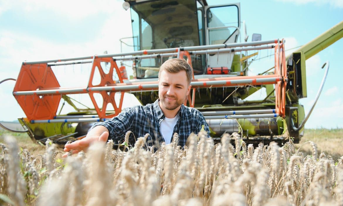 Landwirt bei der Arbeit: Franke und Bornberg hat die besten Firmenrechtsschutz-Tarife für Selbstständige und Landwirte gekürt.