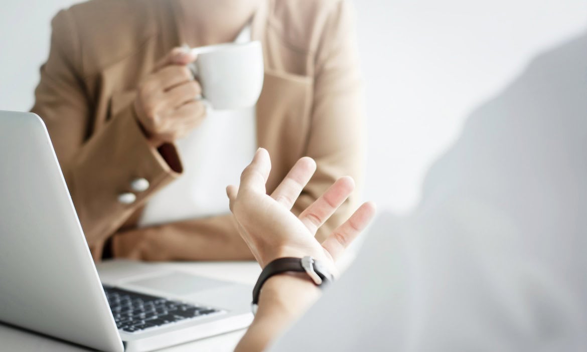 Beratungsszene: Eine Maklerin muss wegen Falschberatung in der privaten Krankenversicherung (PKV) Schadenersatz zahlen.