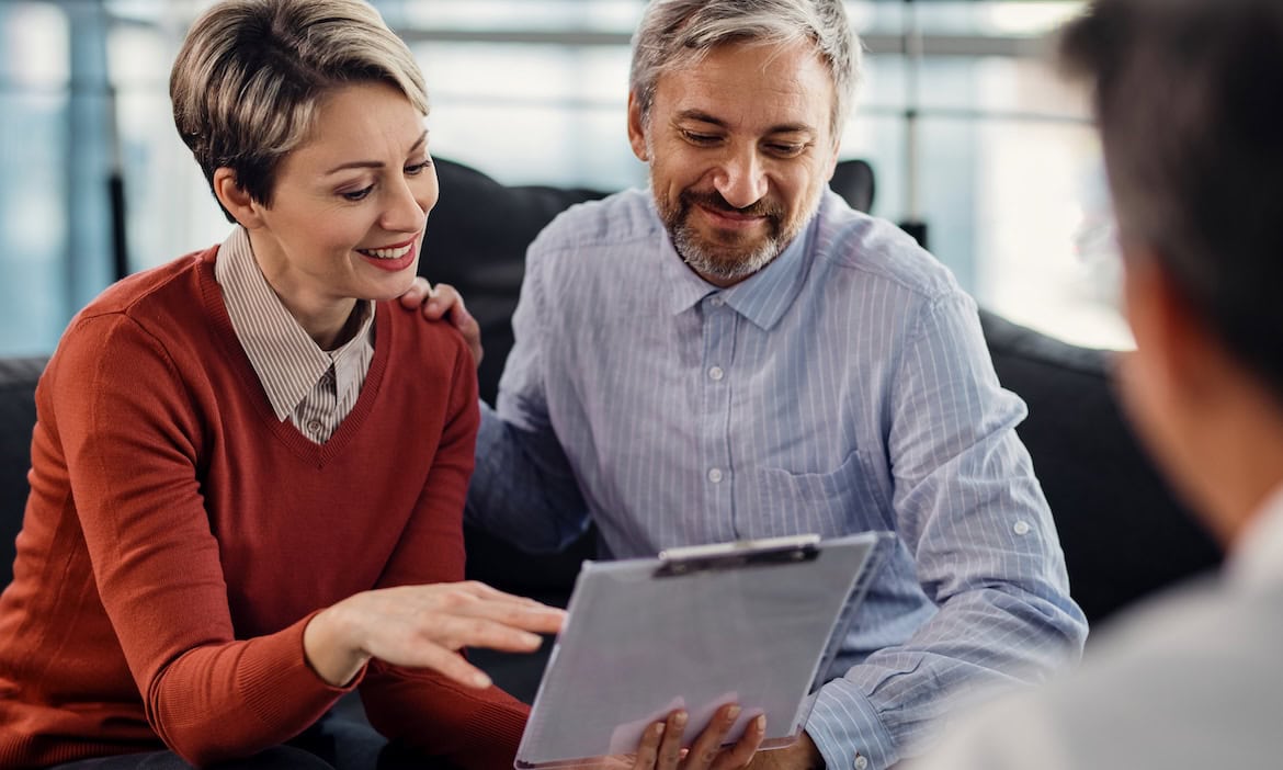 Ehepaar spricht mit seinem Versicherungsmakler: Wenn sie ihre Bestandskunden davon überzeugen können, ihr angespartes Kapital wieder anzulegen, kann das für viel Wachstum bei Versicherern sorgen, sagt die Rating-Agentur Assekurata.
