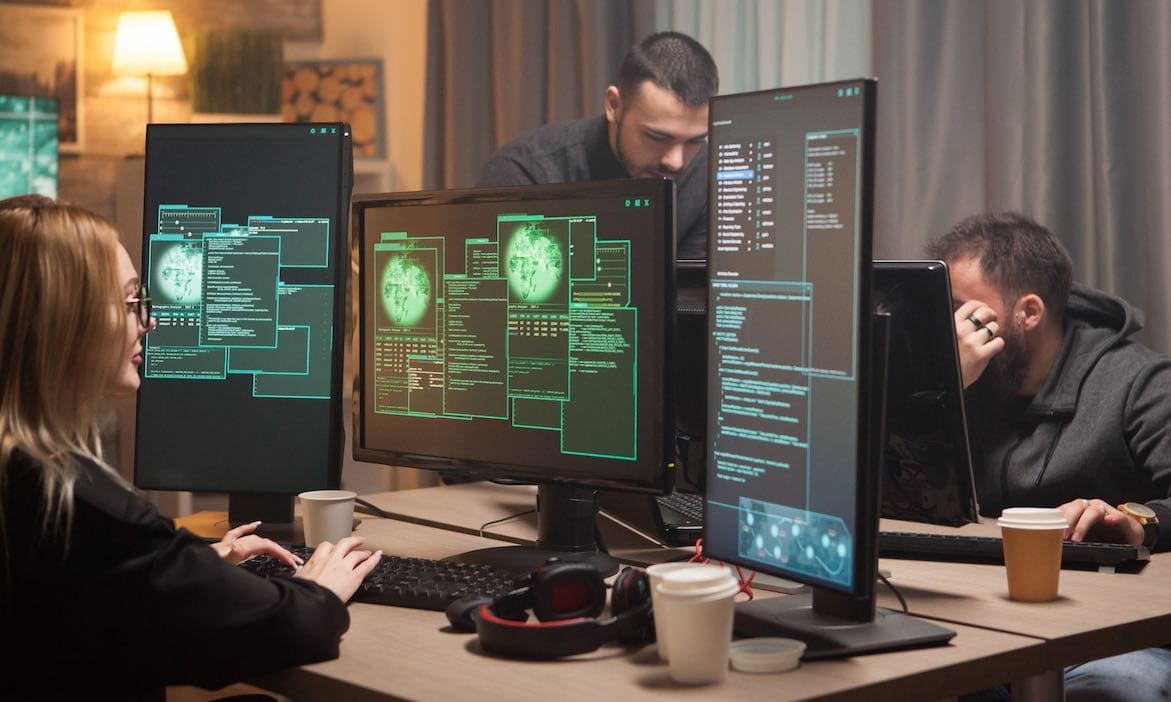 Cyberteam bei der Arbeit: Die Cyberversicherung gehört für alle Firmen, die im Internet unterwegs sind, zu den Muss-Policen.