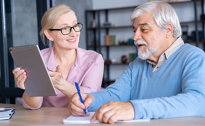 Älteres Paar plant seinen Ruhestand.