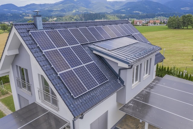 Wohnhaus mit Photovoltaik-Anlage Foto: Wirestock / Freepik