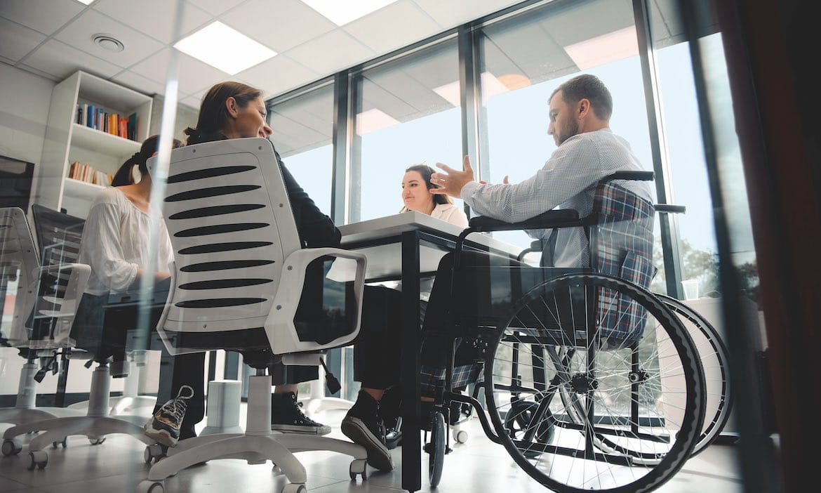 Ist ein Kunde berufsunfähig, kann er mitunter auf andere Tätigkeiten verwiesen werden – und bekommt keine BU-Rente. Das ändert sich nun.