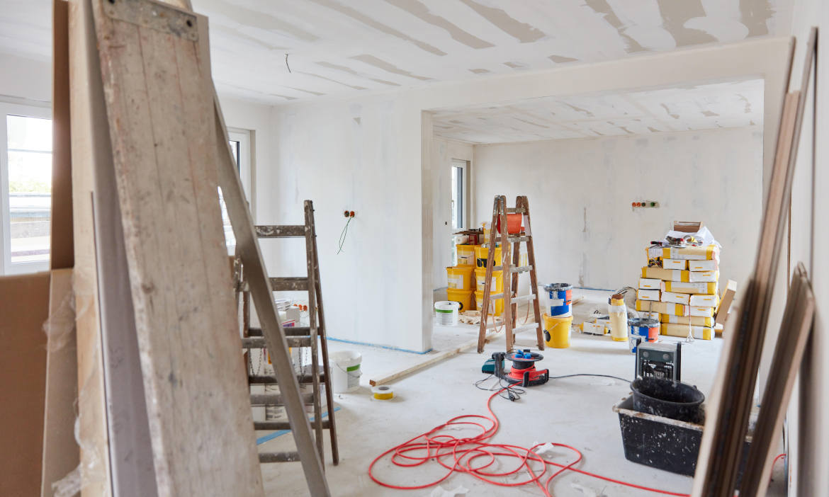 Ausbauarbeiten im Haus (Symbolbild): Sobald die Statik verändert wird, müssen Hausverkäufer das den Käufern mitteilen