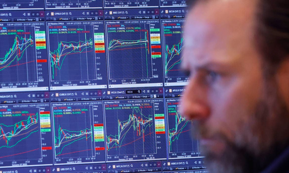 Börsenhändler in New York mit Kurs-Charts im Hintergrund: Nach zahlreichen starken Jahren brachen US-Aktienkurse zuletzt ein, und mit ihnen auch der MSCI World