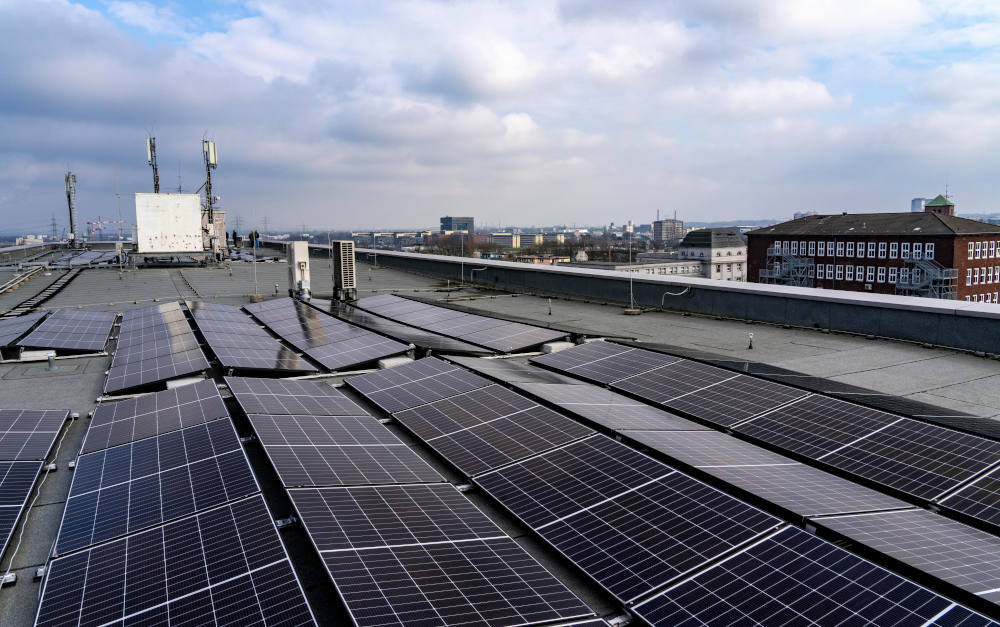 Photovoltaik-Anlage auf dem Dach des Heinz-Nixdorf-Berufskollegs in Essen