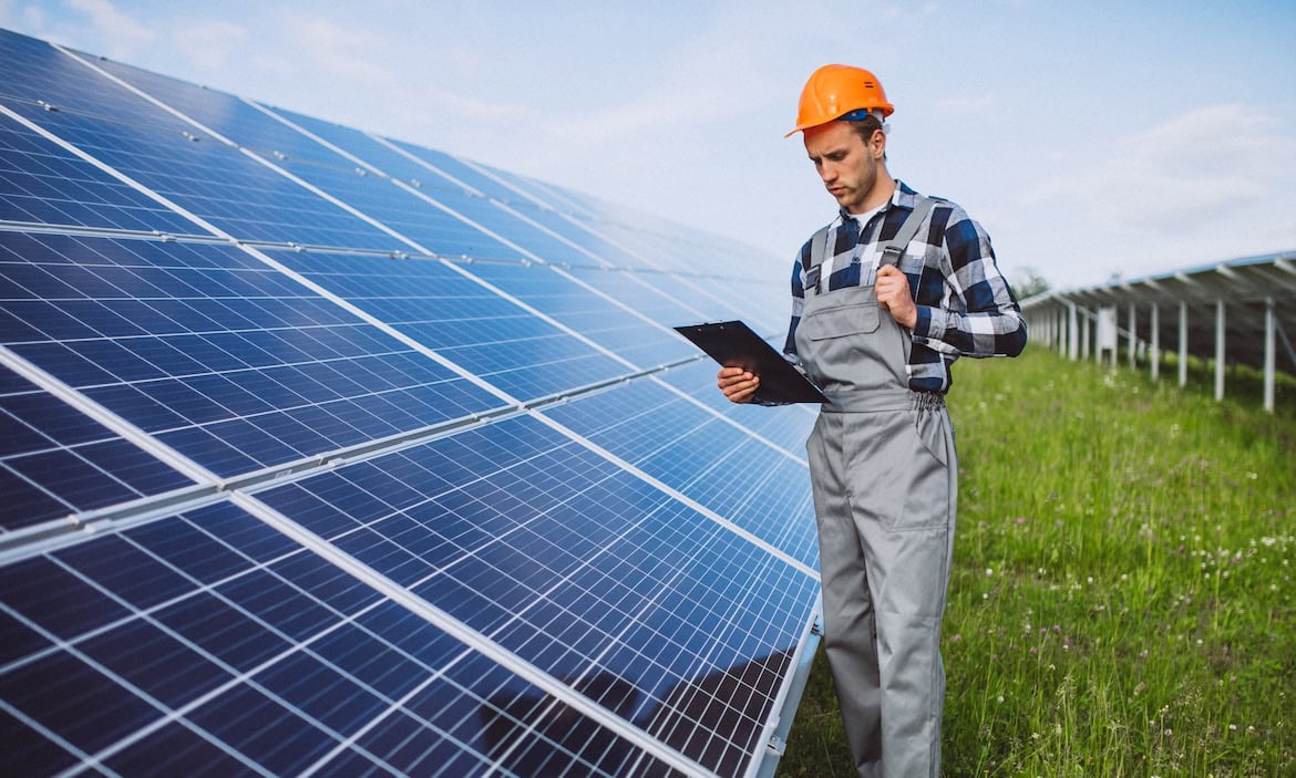 Fachmann prüft Photovoltaik-Anlage: Eine Photovoltaik-Anlage kann sich auch auf einem privaten Balkon rechnen.
