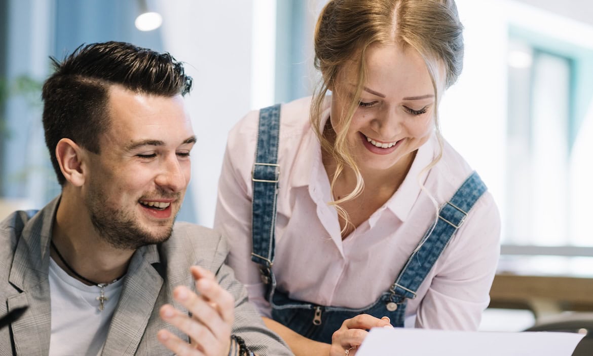 Eine Frau und ein Mann freuen sich über eine Steuerrückerstattung: Die Experten der Debeka haben 5 Tipps für Steuerzahler herausgesucht, welche Ausgaben sie absetzen können, um ihre Steuerlast zu mindern.