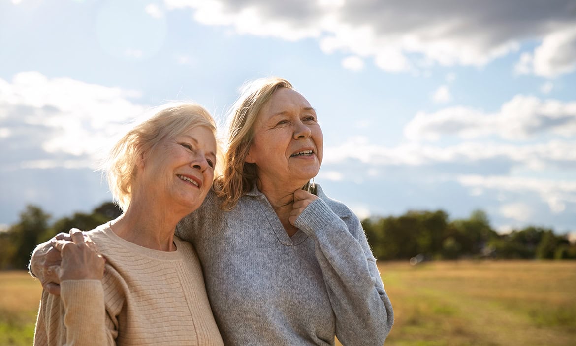 Zwei Rentnerinnen haben ihren Ruhestand richtig geplant und schauen optimistisch in die Zukunft.